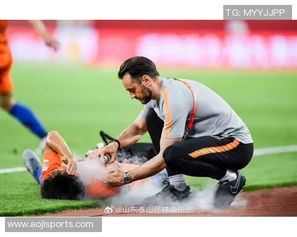 足球明星因脸部受伤重返赛场的勇气与坚持之路 足球明星因脸部受伤重返赛场的勇气与坚持之路